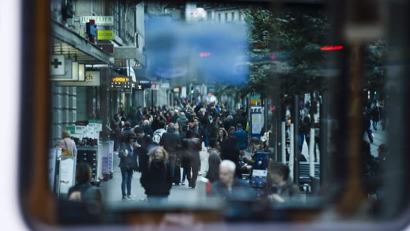 Passanten an der Zuercher Bahnhofstrasse, fotografiert durch ein Tram, am Freitag, 7. Oktober 2016, in Zuerich. (KEYSTONE/Manuel Lopez)