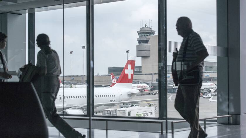 Passengers are on the way to and from the aeroplanes at Zurich Airport, pictured in Kloten, Switzerland, on July 31, 2014. (KEYSTONE/Christian Beutler)