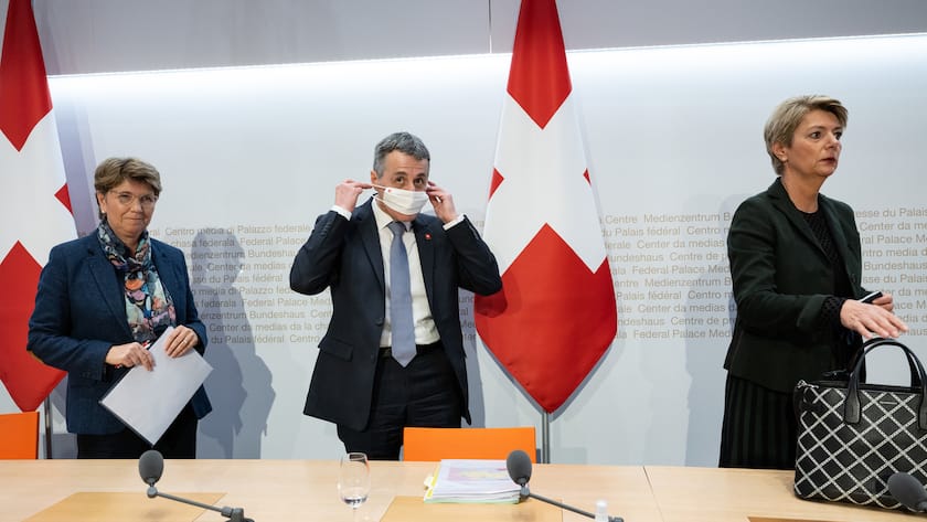 Die Bundesraete Viola Amherd, Bundespraesident Ignazio Cassis und Karin Keller Sutter, von links, verlassen eine Medienkonferenz ueber die Ukraine Krise, am Montag, 28. Februar 2022, in Bern. (KEYSTONE/Peter Schneider)