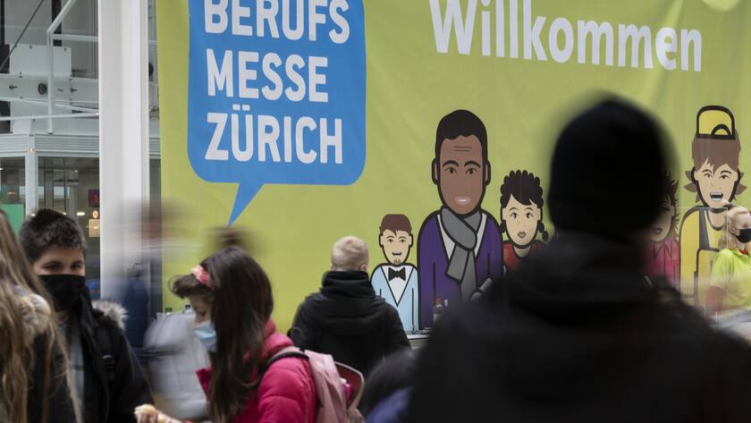 Junge Leute betreten die Berufsmesse Zuerich