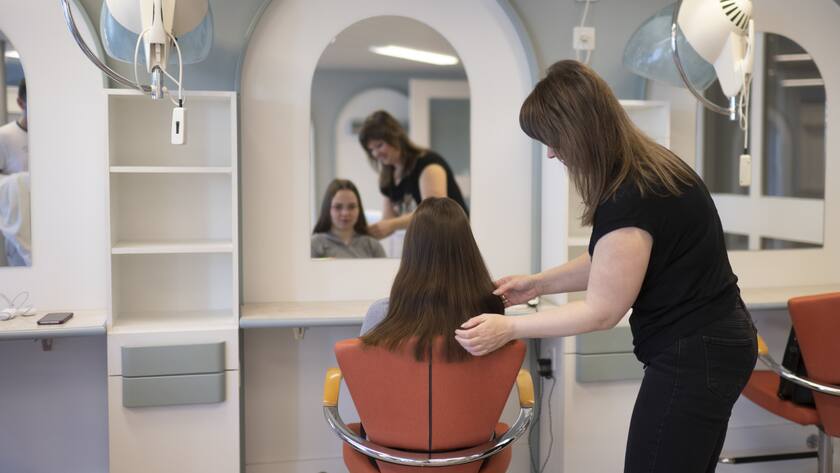 Fluechtlinge aus der Ukraine beim Haarschnitt