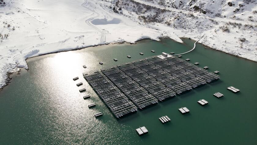 Floating barges with solar panels are pictured on the "Lac des Toules", an alpine reservoir lake, next to snow covered mountains, in Bourg-Saint-Pierre, Switzerland, Monday, November 18, 2019. The floating solar panel station consist of 36 floating barges featuring 2'240 square meters of solar cells targeting to deliver 800'000 kilowatt-hour per year, the annual power consumption of approximately 220 homes. (KEYSTONE/Laurent Darbellay)