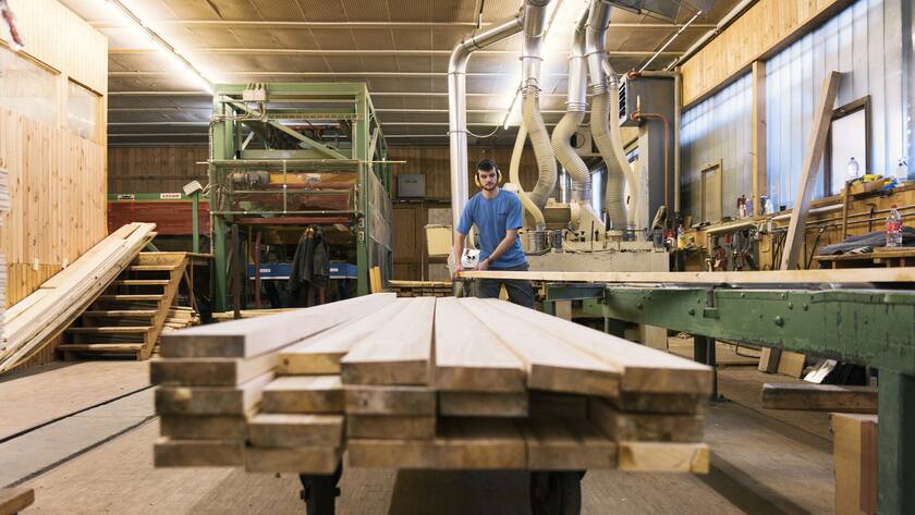 Building timber is cut on a Kaelin planing machine at the saw mill Konrad Keller AG in Unterstammheim in the canton of Zurich, Switzerland, on March 7, 2016. (KEYSTONE/Christian Beutler)Auf einer Kaelin Hobelmaschine wird im Saegewerk Konrad Keller AG Bauholz gefraest, aufgenommen am 07. Maerz 2016 in Unterstammheim. (KEYSTONE/Christian Beutler)