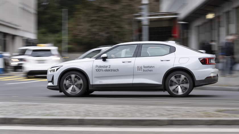 Ein Polestar 2 Elektroauto faehrt ueber die Kreuzung an der Sihlporte am Dienstag, 4. Januar 2022 in Zuerich. (KEYSTONE/Gaetan Bally)