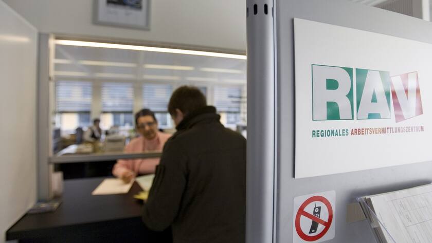 Ein arbeitloser Mann nimmt am Freitag, 6. Februar 2009, Bewerbungs- und Informationsmaterial im Regionalen Arbeitsvermittlungszentrum (RAV) in Rapperswil-Jona entgegen. Die Wirtschaftskrise wirkt sich immer staerker auf den Schweizer Arbeitsmarkt aus: Im Januar 2009 waren 128 430 Personen ohne Job, 9668 mehr als im Dezember. Die Arbeitslosenquote erhoehte sich von 3,0 auf 3,3 Prozent, wie das Staatssekretariat fuer Wirtschaft (SECO) am Freitag mitteilte. (KEYSTONE/Ennio Leanza)