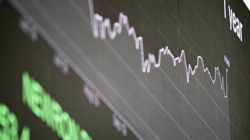 Aktuelle Kurse werden an einer LED-Wand im Eingangsbereich der Neuen Boerse Zuerich-West des SIX-Hauptsitzes an der Pfingstweidstrasse angezeigt, aufgenommen am Donnerstag, 6. Februar, in Zuerich. (KEYSTONE/Ennio Leanza)