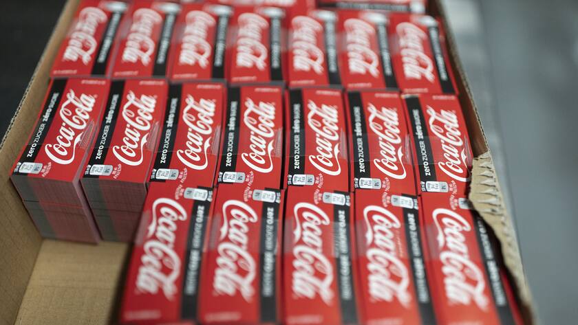 Coca-Cola-Etiketten in einer Schachtel am Coca-Cola-Produktionsstandort in Buettisellen, fotografiert am 7. September 2020. (KEYSTONE/Gaetan Bally)