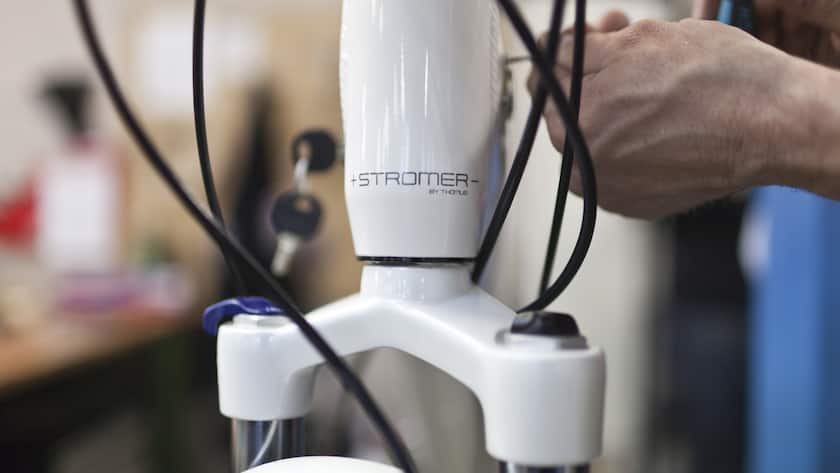 A bicycle mechanic producing electric bicycles at the workshop of Thoemus in Thoerishaus, Switzerland, canton of Berne, pictured on January 10, 2012. (KEYSTONE/Gaetan Bally)Ein Velomechaniker bei der Produktion von Elektrovelos in Werkstatt von Thoemus in Thoerishaus, aufgenommen am 10. Januar 2012. (KEYSTONE/Gaetan Bally)