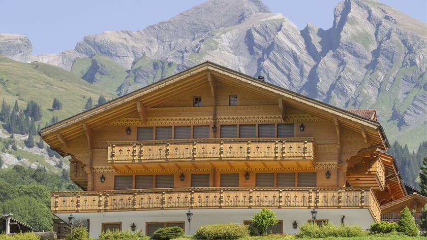 A chalet with closed shutters in Grindelwald, Switzerland, pictured on August 23, 2012. (KEYSTONE/Peter Klaunzer)Ein Chalet mit geschlossenen Fensterlaeden steht in Grindelwald, am Donnerstag, 23. August 2012. (KEYSTONE/Peter Klaunzer)