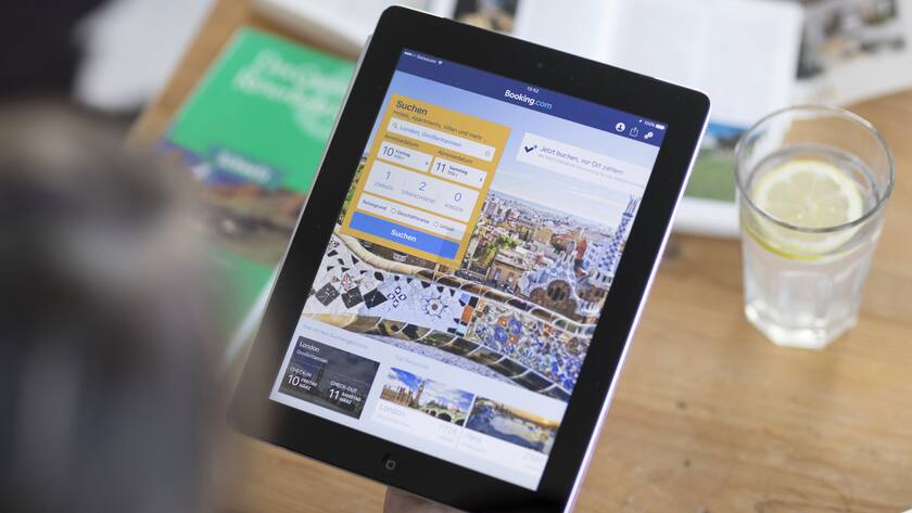 A person visits the website of the online travel agency Booking.com on an ipad, pictured in Zurich, Switzerland, on March 10, 2017. (KEYSTONE/Gaetan Bally)