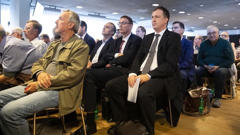 Mark Kerekes, Co-Geschaeftsfuehrer Sentis Capital und Kandidat fuer einen Verwaltungsratssitz bei Meyer Burger, Mitte, verfolgt die ausserordentlichen Generalversammlung, am Mittwoch, 30. Oktober 2019 in Bern. (KEYSTONE/Peter Klaunzer)