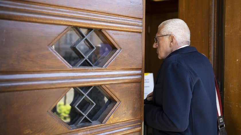 Der ehemalige Raiffeisenchef Pierin Vincenz zum Raiffeisen-Prozess des Zuercher Bezirksgerichts vor dem Volkshaus, am Mittwoch, 9. Februar 2022, in Zuerich. Die Staatsanwaltschaft wirft dem ehemaligen Raiffeisenchef Pierin Vincenz und dessen Geschaeftskollegen Beat Stocker Betrug sowie weitere Straftatbestaende vor. Unter anderem mit Firmendeals sowie Besuchen in Rotlicht-Etablissements auf Geschaeftsspesen. (KEYSTONE/Ennio Leanza)