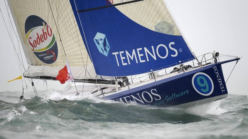 Temenos-Schiff in unruhigem Fahrwasser