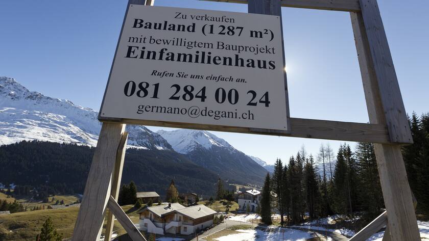Ein Plakat im Villenquartier Sartons oberhalb Lenzerheide Valbella wirbt fuer den Verkauf von Bauland fuer ein Einfamilienhaus auf grosszuegigem Grundstueck, aufgenommen am Donnerstag, 15. November 2012. (KEYSTONE/Arno Balzarini)