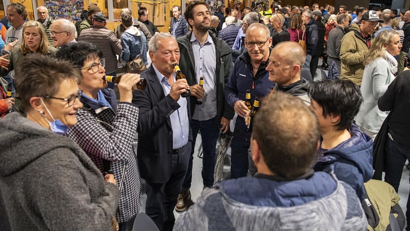 Der Investor Samih Sawiris im mischt sich unter die Einheimischen Urner, anlaesslich einer Bevoelkerungsinformation der Isen AG von Investor Samih Sawiris zum Projekt Marina in Isleten am Urnersee im Kanton Uri, am Mittwoch, 6. April 2022, in Seedorf. (KEYSTONE/Urs Flueeler)