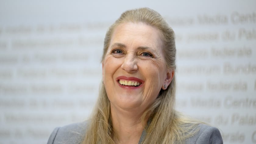 Helene Budliger Artieda, designierter Staatssekretaerin des Staatssekretariats fuer Wirtschaft (SECO) lacht an einer Medienkonferenz ueber die Ernennung der neuen Staatssekretaerin des Staatssekretariats fuer Wirtschaft (SECO), am Mittwoch, 4. Mai 2022, im Medienzentrum Bundeshaus in Bern. (KEYSTONE/Anthony Anex)