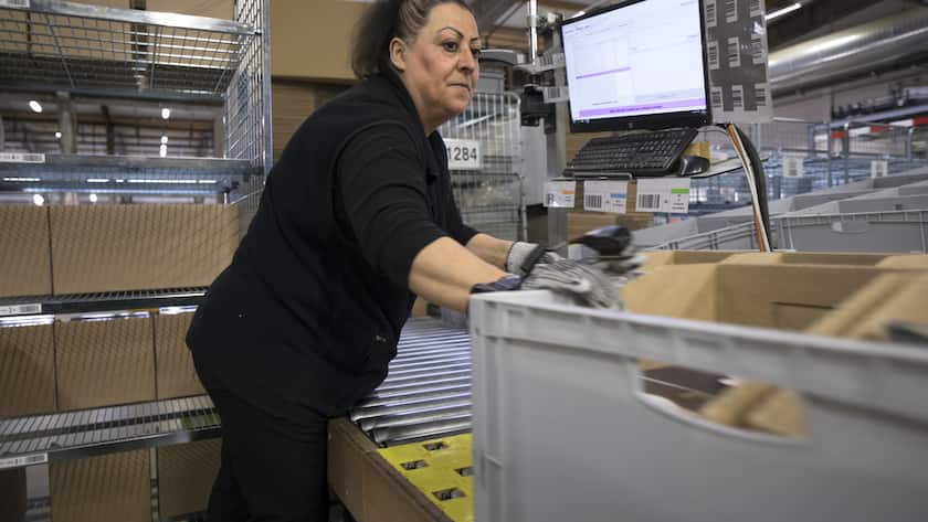 Eine Mitarbeiterin im Galaxus-Logistik-Gebäude