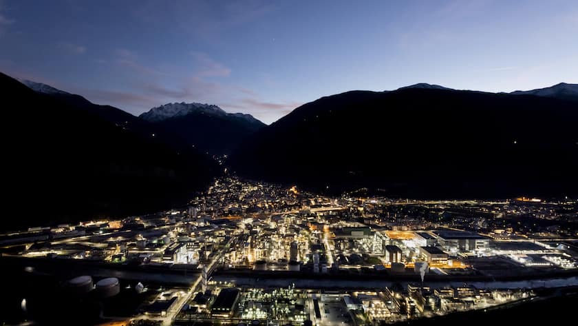 Une vue a la tombee de la nuit du site chimique et de biotechnologie de l'entreprise Lonza ainsi que la ville de Viege le samedi 21 novembre 2020 a Visp dans le Haut-Valais. L'entreprise Lonza va produire sur son site de Viege le vaccin, mRNA-1273, contre le Coronavirus (Covid-19) de la firme biopharmaceutique americaine Moderna. (KEYSTONE/Jean-Christophe Bott)