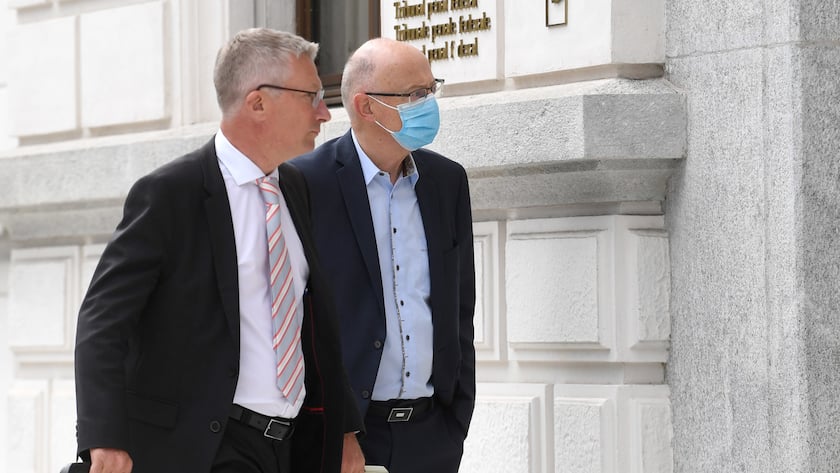 Der Manager und ehemalige Firmensanierer Hans Ziegler, rechts, trifft mit seinem Anwalt am Montag, 7. Juni 2021, zum Prozess am Bundesstrafgerich in Bellinzona ein. Ziegler wird Verletzung von Geschaeftsgeheimnissen, wirtschaftlicher Nachrichtendienst, Bestechung und Insiderhandel im Zusammenhang vorgeworfen. (KEYSTONE/Ti-Press/Samuel Golay)