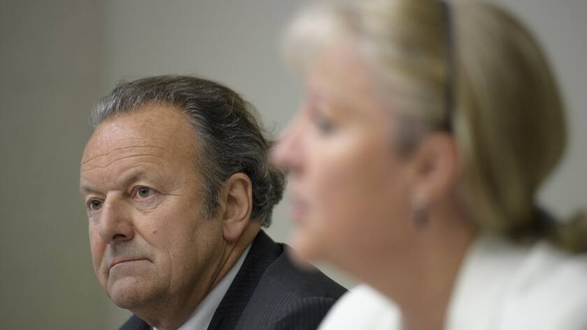 Die Buendner Regierungspraesidentin Barbara Janom Steiner, und Antikorruptionsexperte Mark Pieth, aufgenommen an einer Medienkonferenz ueber eine Aufsichtsbeschwerde in Sachen Gemeinde Vals, am Donnerstag, 23. Maerz 2017, in Chur. (KEYSTONE/Gian Ehrenzeller).