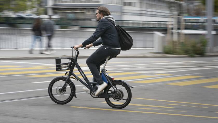 Ein Fahrradfahrer auf einem elektrifizierten PubliBike am Limmatquai in Zuerich am 5. Oktober 2020. (KEYSTONE/Gaetan Bally)