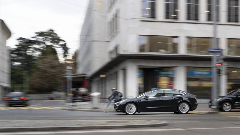 Ein Elektroauto der Marke Tesla faehrt ueber die Kreuzung an der Sihlporte am Dienstag, 4. Januar 2022 in Zuerich. (KEYSTONE/Gaetan Bally)