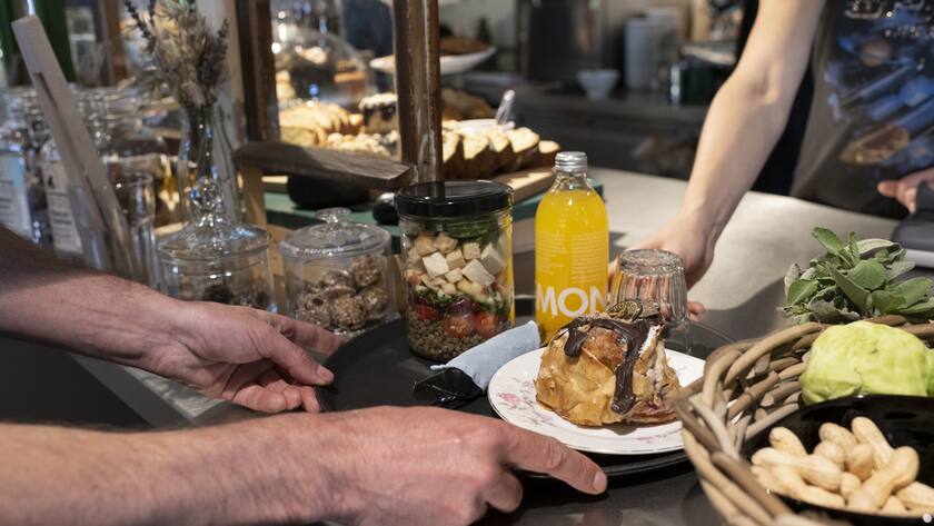 Ein Tablett mit Salat, Bestaeck und Getraenk an der Kasse des Take-Away und Zero-Waste-Ladens "Zollfrei", fotografiert am 24. April 2021 im Zuercher Kreis 9. Die zusammengehoerenden Unverpackt-Shops "Zollfrei" und "Foifi" bieten plastikfreies Einkaufen an und beheimaten je ein Ladencafe. (KEYSTONE/Christian Beutler)