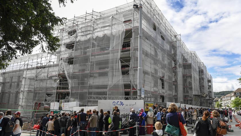 Gigantische Schlange von Wohnungssuchenden bei der Besichtigung einer Musterwohnung der Wohnungssiedlung Kronenwiese im Zuercher Quartier Unterstrass am Freitag, 3. Juni 2016. Auf der Kronenwiese erstellt die Stadt bis Ende 2016 ihre bisher juengste Wohnsiedlung. Im Bau sind insgesamt 99 2½- bis 5½-Zimmer-Wohnungen sowie sechs Geschaeftsraeume. (KEYSTONE/Walter Bieri)