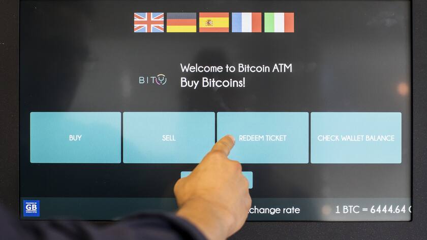 Ein Bitcoin Automat steht im Crypto Valley Labs in Zug, fotografiert am Donnerstag, 20. September 2018. (KEYSTONE/Alexandra Wey)