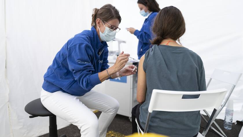 Pflegepersonal des Covid-19-Impfbusses des Kantons Zuerich impft Schueler und Schuelerinnen des Gymnasiums Wiedikon (KWI) mit dem Moderna-Impfstoff, am Dienstag, 7. September 2021, in Zuerich. Seit August ist der Impfstoff Spikevax von Moderna fuer Jugendliche ab 12 Jahren durch Swissmedic zugelassen. (KEYSTONE/Gaetan Bally)