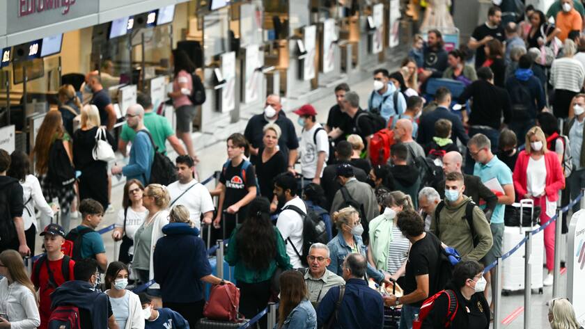 Flughafen Düsseldorf: Reisende stehen an, es herrscht Chaos