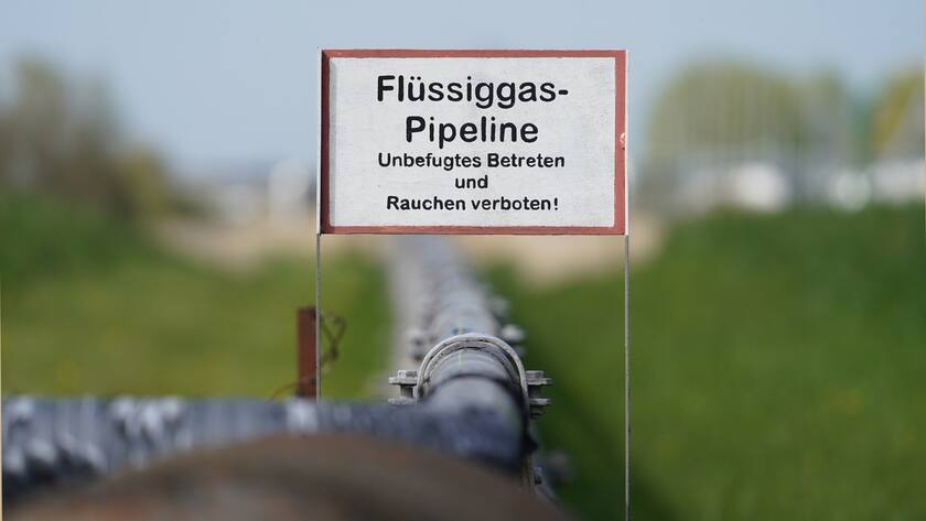 ARCHIV - 22.04.2022, Schleswig-Holstein, Brunsbüttel: Blick auf eine Flüssiggas-Pipeline am Nordsee Gas Terminal. Mit einem Gesetz für die beschleunigte Genehmigung von Flüssiggas-Importterminals will die Bundesregierung schneller von russischem Erdgas unabhängig werden.(zu dpa "Schneller mehr Flüssiggas für Deutschland - Regierung plant Gesetz") Foto: Marcus Brandt/dpa +++ dpa-Bildfunk +++ (KEYSTONE/DPA/Marcus Brandt)