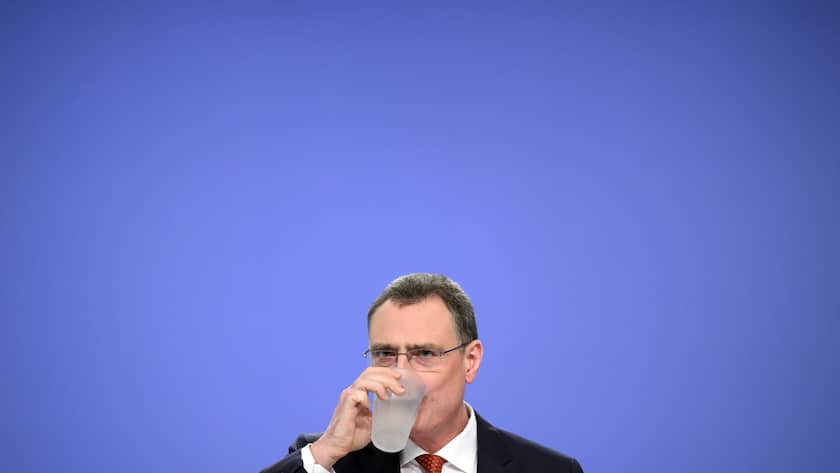 epa10015502 Swiss National Bank's (SNB) Chairman of the Governing Board Thomas Jordan, drink Water during a semi-annual conference of Swiss National Bank (SNB BNS), in Bern, Switzerland, 16 June 2022. EPA/ANTHONY ANEX