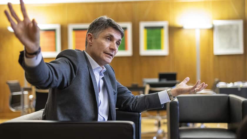 Fabrizio Petrillo, CEO of AXA Winterthur, photographed during an interview on at the company's headquarters in Winterthur, in the Canton of Zurich, Switzerland, on December 16, 2019. (KEYSTONE/Christian Beutler)Fabrizio Petrillo, CEO der AXA Winterthur, fotografiert waehrend eines Interviews am 16. Dezember 2019 am Hauptsitz des Unternehmens in Winterthur. (KEYSTONE/Christian Beutler)