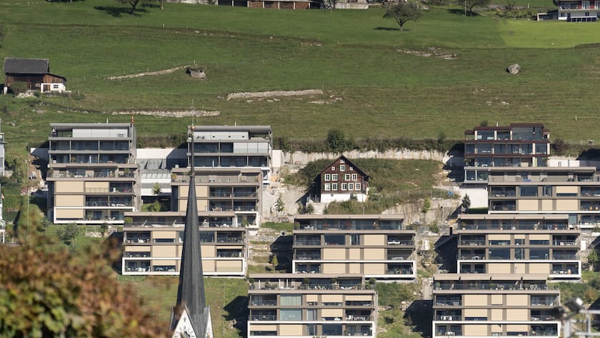 Ein altes Haus inmitten eines neuen Wohngebiets, fotografiert am 24. September 2021 in Buochs Ennetbuergen. (KEYSTONE/Gaetan Bally)