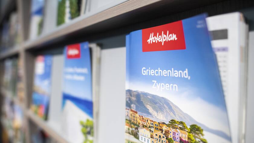 Broschueren verschiedener Destinationen im Reisebuero von Hotelplan Suisse anlaesslich einer Medienkonferenz ueber die Auswirkungen fuer den Reiseveranstalter durch das Coronavirus, aufgenommen am Dienstag, 10. November 2020 in Zuerich. (KEYSTONE/Ennio Leanza).