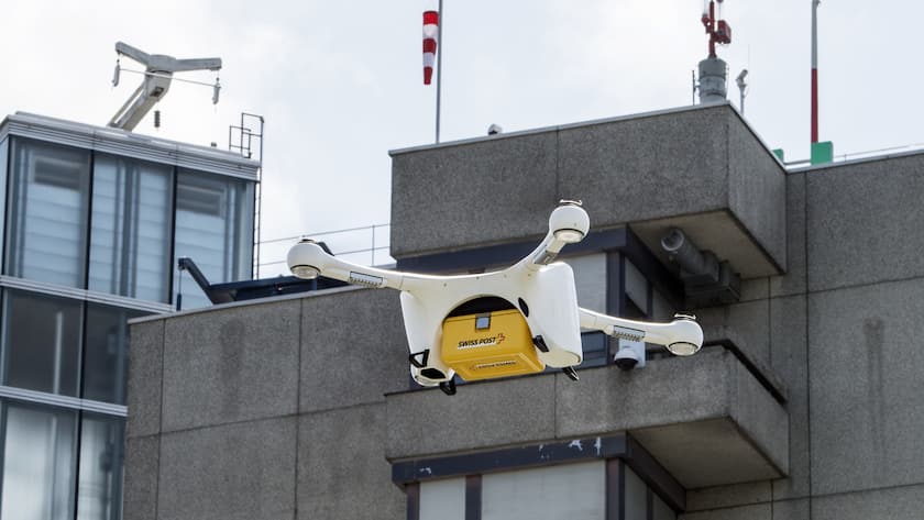 Eine Drohne vom Typ Matternet M2 kreist vor dem Inselspital.