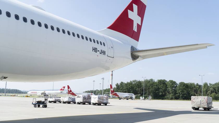 Flugzeuge der Swiss Air Lines warten auf dem Rollfeld des Flughafen Zuerich, fotografiert am 20. Juli 2021 in Kloten, Kanton Zuerich. (KEYSTONE/Gaetan Bally)