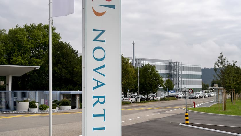 ARCHIVBILD ZUR MELDUNG, DASS SICH NOVARTIS VON ROCHE-ANTEILEN TRENNT --- Das Novartis-Logo vor den Produktionswerken von Novartis in Stein, am Montag, 3. September 2018. (KEYSTONE/Georgios Kefalas)
