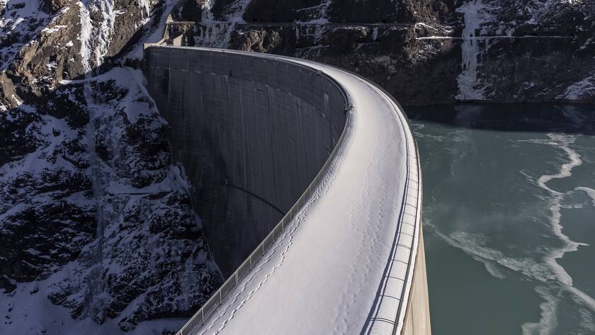 EMBARGO bis 09.02.2022, 01.00 Uhr - Le barrage hydroelectrique de Mauvoisin photographie ce vendredi 14 janvier 2022 a Bagnes. Depuis le 1er janvier 2022, Nestle approvisionne en electricite verte suisse aupres de la centrale hydroelectrique de Mauvoisin. L`entreprise couvre ainsi la moitie de sa consommation d'electricite dans le pays. Un contrat de cinq ans a ete conclu avec Axpo, le plus grand producteur suisse d'energie renouvelable et leader europeen. (KEYSTONE/Cyril Zingaro)