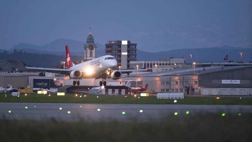 An Embraer 190 aircraft from Helvetic Airways at Zurich Airport in Kloten, Switzerland, photographed on 5 June 2019. (KEYSTONE/Gaetan Bally)Ein Flugzeug des Typs Embraer 190 von Helvetic Airways am Flughafen Zuerich in Kloten, aufgenommen am 5. Juni 2019. (KEYSTONE/Gaetan Bally)