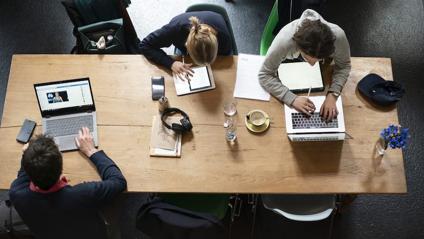Arbeitende Menschen im space Impact Hub in Zürich.