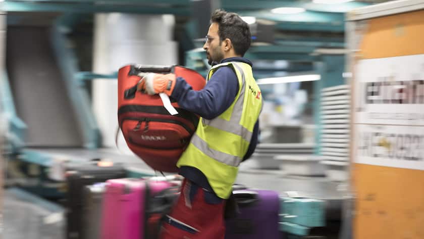 Swissport-Angestellter bei der Arbeit am Flughafen Zürich.