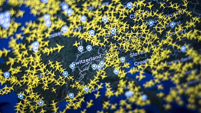 epa10013849 Aircrafts are displayed on a screen showing a flight radar of Switzerland, in Zurich, Switzerland, 15 June 2022. Due to an IT breakdown at Skyguide, Zurich and Geneva airports are currently out of service. The Swiss air navigation service provider said that Swiss airspace had been closed for safety reasons. EPA/MICHAEL BUHOLZER