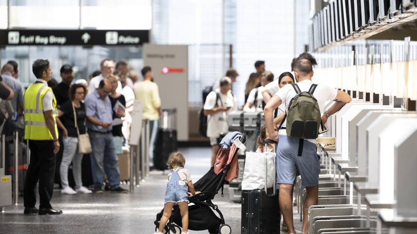 Flughafen Zürich: Menschen warten am Flughafen auf ihren Abflug.