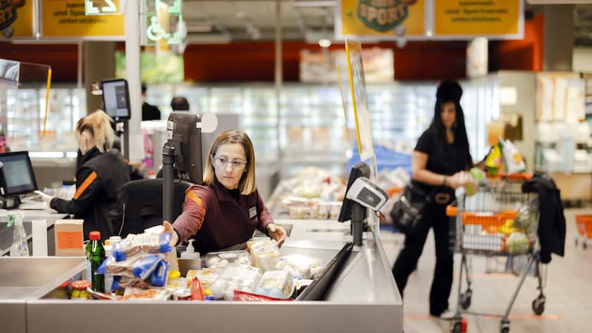 Die Verkaeuferin Stefania Kaufmann, Mitte, bedient Tammy Gross, rechts, in der Migros am Limmatplatz, am Donnerstag, 17. Februar 2022 in Zuerich. Der Bundesrat hebt per Donnerstag fast alle Corona-Massnahmen auf. Dazu gehoert auch die Maskenpflicht in Laeden, Restaurants und am Arbeitsplatz. Restaurants, Veranstaltungen und Kultureinrichtungen sind wieder ohne Covid-Zertifikat zugaenglich. (KEYSTONE/Michael Buholzer)