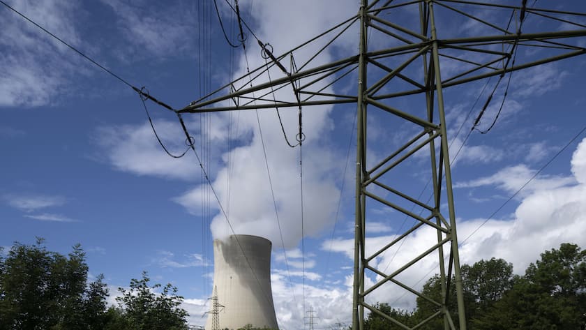 Der Kühlturm des Atomkraftwerks Gösgen und Strommasten.