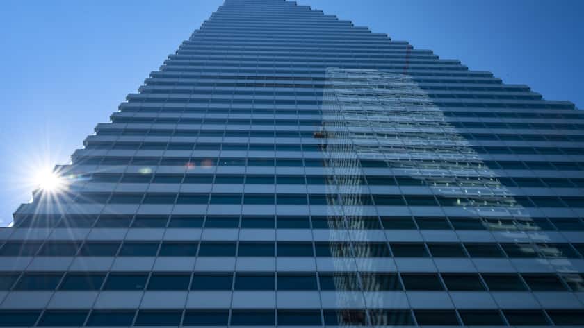 Roche: Die Logik hinter der grossen Rochade Das Roche Buerohochhaus Bau 2 spiegelt sich in der Fassade von Bau 1 in Basel, am Freitag, 11. Juni 2021. (KEYSTONE/Georgios Kefalas)