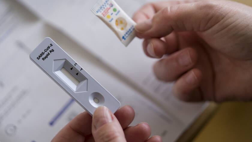 Eine Frau macht einen Coronavirus Antigen-Selbsttest mit Nasenabstrich bei sich zu Hause, am Mittwoch 7. April 2021 in Zuerich. (KEYSTONE/Gaetan Bally)