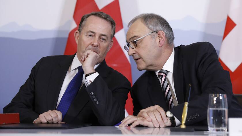 Swiss Federal Councillor Guy Parmelin, right, talks to British Secretary of State for International Trade Liam Fox, left, after signing a trade agreement in Bern, Switzerland, Monday, February 11, 2019. Parmelin and Fox signed a bilateral trade agreement regulating relations between the two countries after the Brexit. Because of the customs treaty with Switzerland, the agreement also applies to Liechtenstein. (KEYSTONE/Peter Klaunzer)